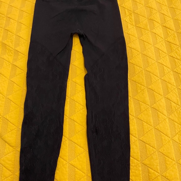 Fabletics Quinn Black Sculptknit Sports Bra/Leggings - Picture 5 of 8